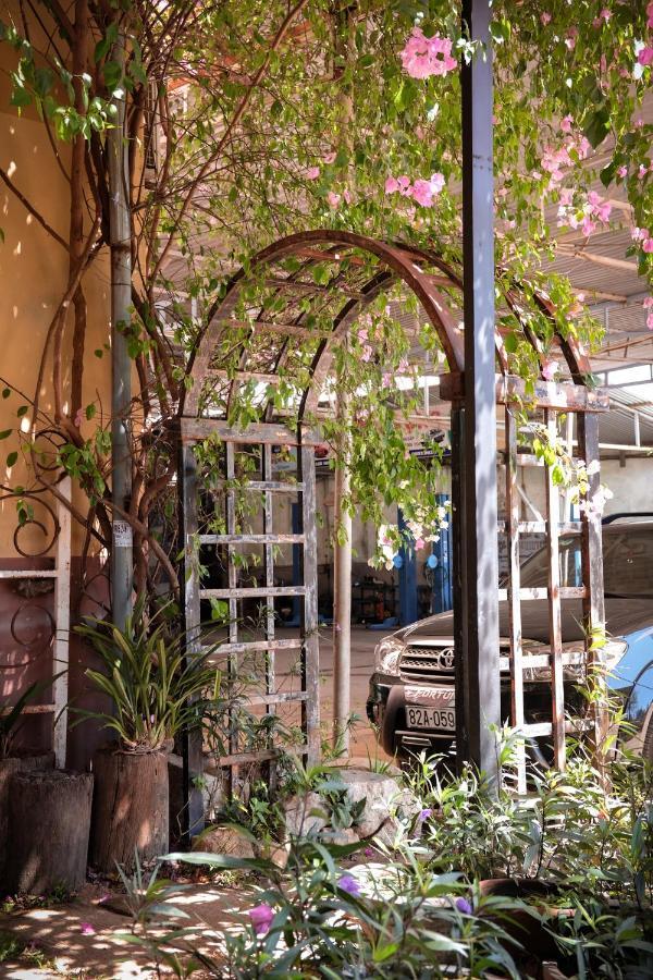 Y.O Inn Kon Tum Esterno foto
